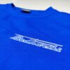 Hochwertiger Textildruck auf blauer T-Shirt mit Kreaprint-Logo.