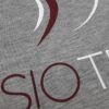 Textildruck Logo auf grauem Stoff, kreative Drucktechnik.