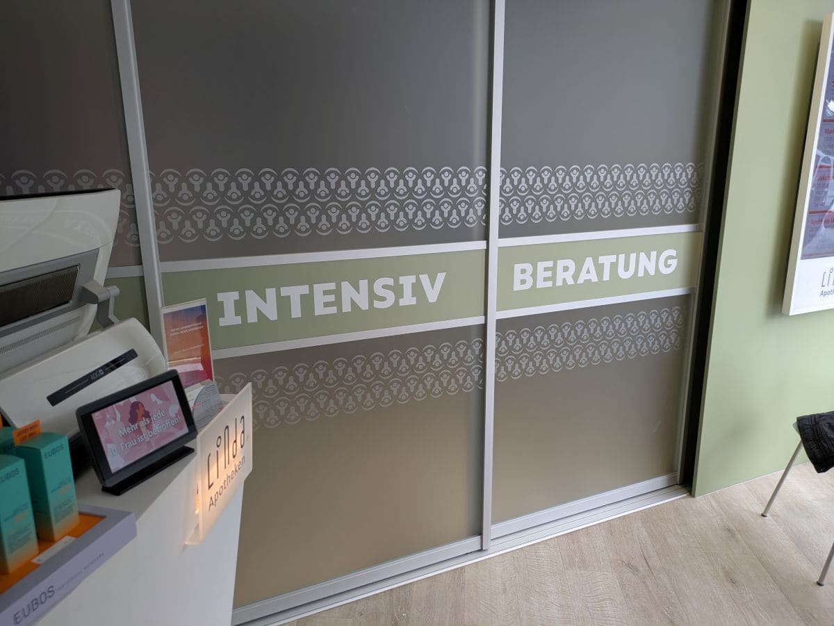 Paulus Apotheke Bergheim – Sichtschutzfolie Intensivberatung mit Dekor