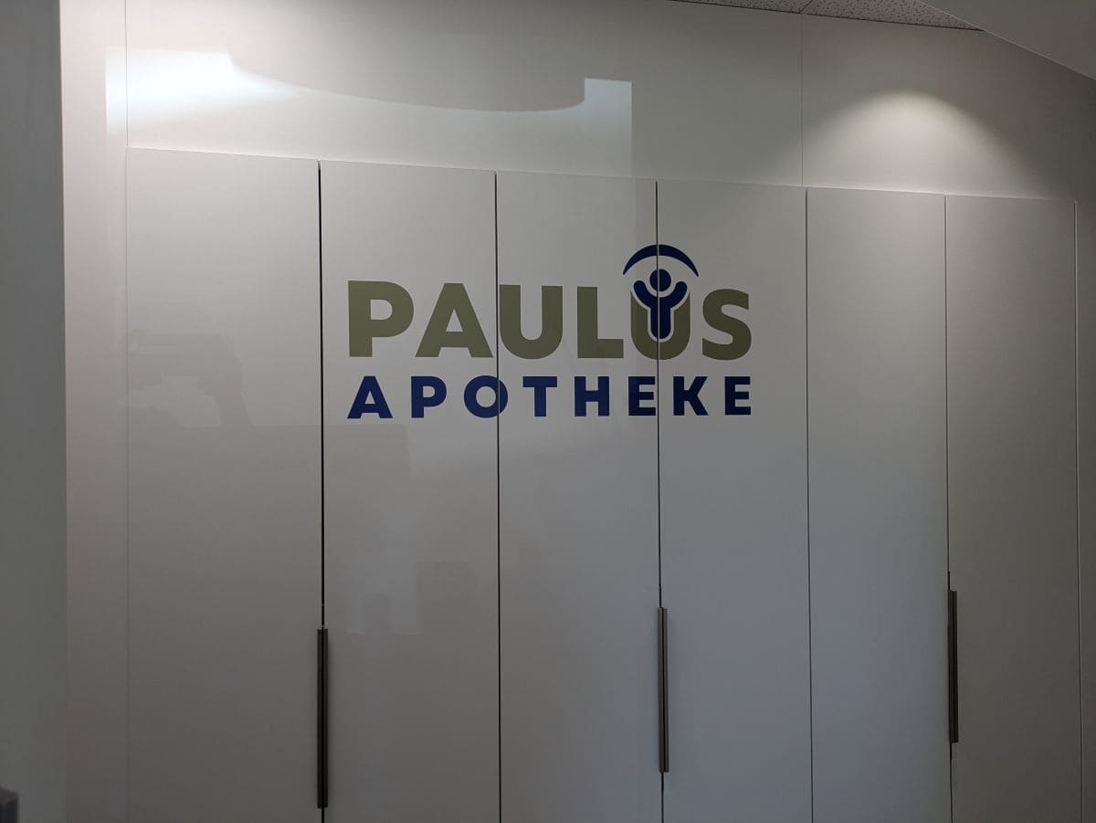 Paulus Apotheke Bergheim – Wandbeschriftung im Verkaufsraum