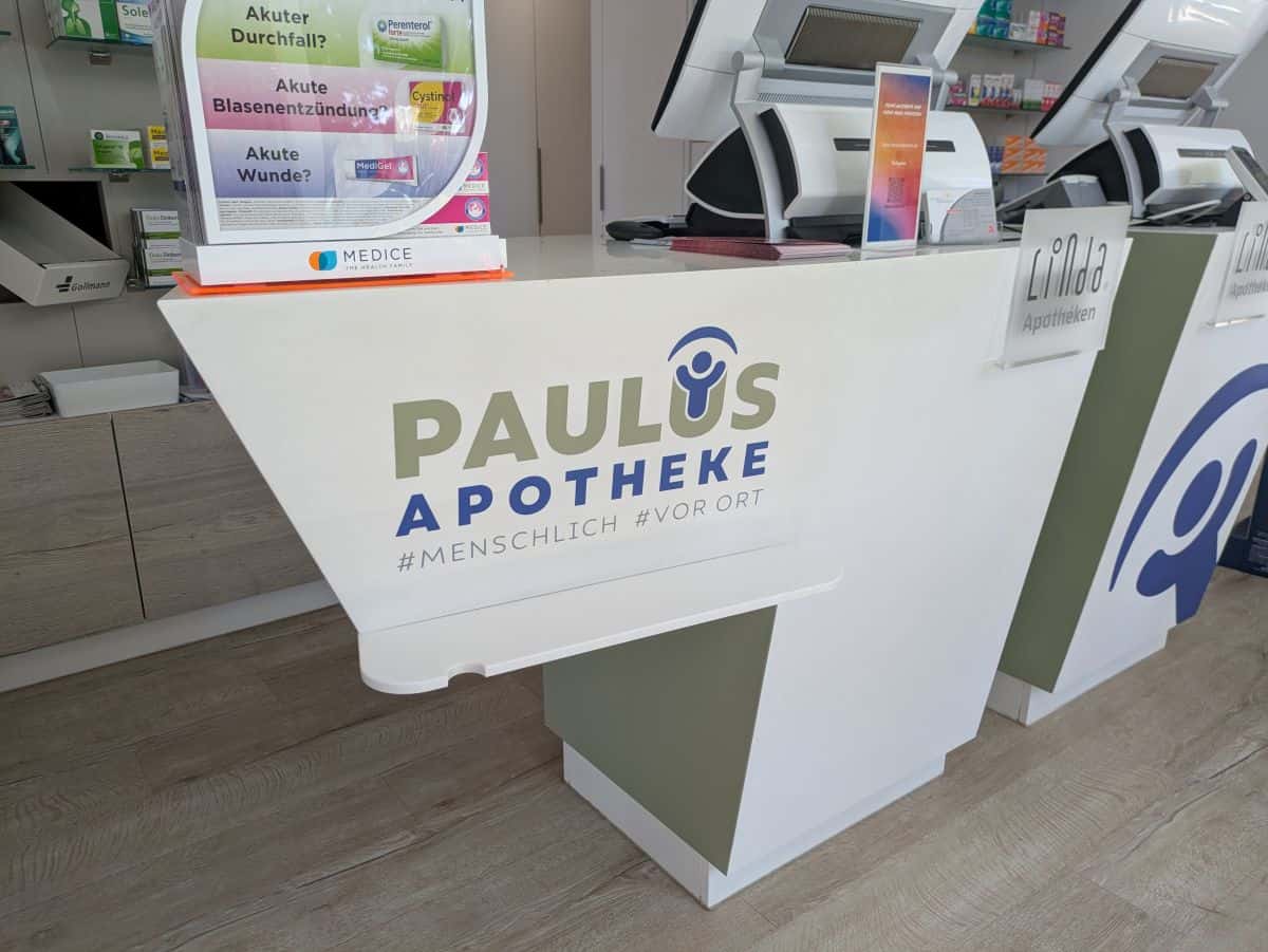 Paulus Apotheke Bergheim – Thekenbeschriftung mit Logo von Kreaprint