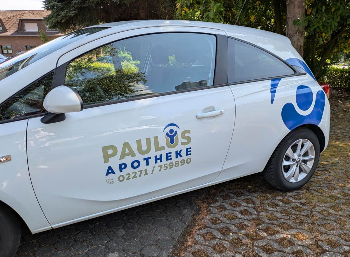 Paulus Apotheke Bergheim – Fahrzeugbeschriftung Opel Corsa Seitenansicht