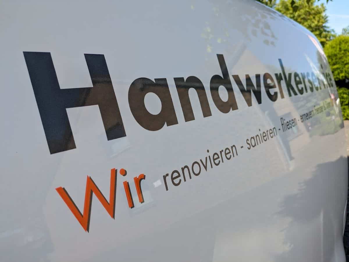 Klebebuchstaben Logo auf Fahrzeug