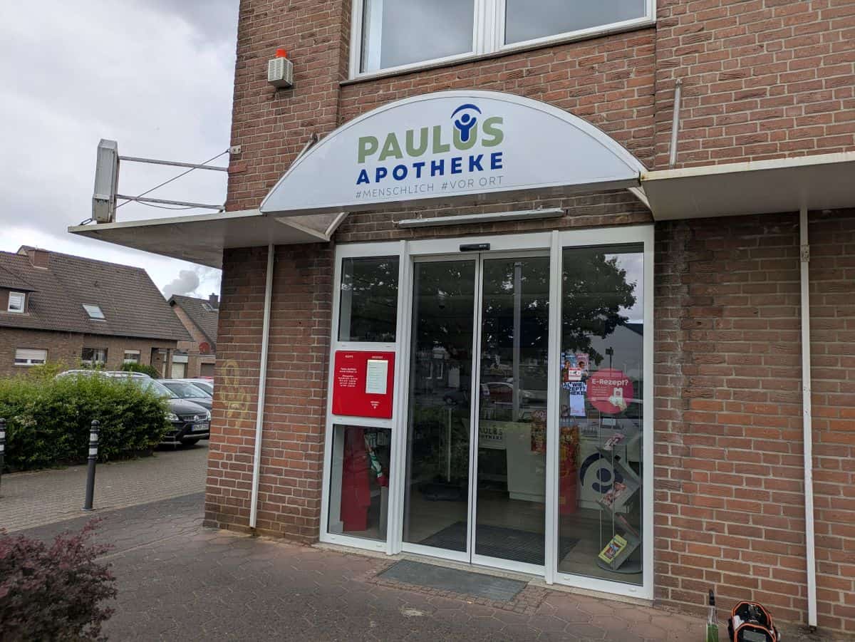 Paulus Apotheke Bergheim – Vordach-Beschriftung mit Logo und Claim